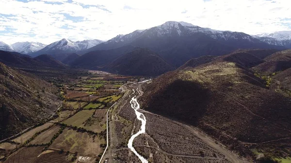 Şili 'de peyzaj, dağlar, vadi ve atların havadan görünümü