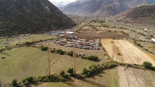 Şili 'de peyzaj, dağlar, vadi ve atların havadan görünümü