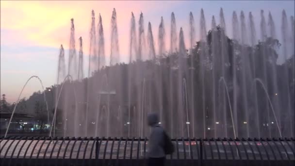 Färgglada fontän i Santiago, Chile — Stockvideo