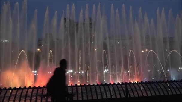Красочный фонтан в Сантьяго — стоковое видео