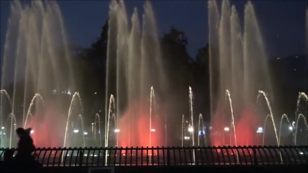 Kleurrijke fontein in Santiago, Chili — Stockvideo