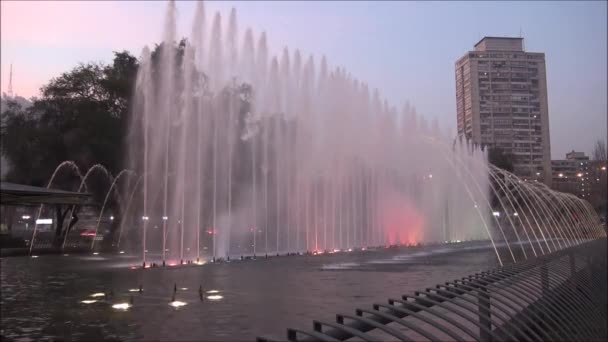 在圣地亚哥，智利的彩色喷泉 — 图库视频影像