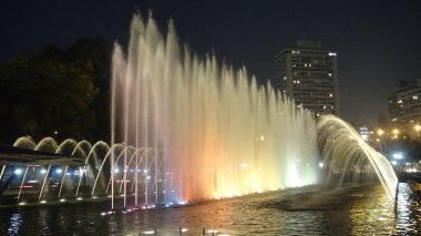 Santiago, Şili'deki renkli çeşme