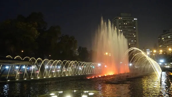 Santiago, Şili'deki renkli çeşme