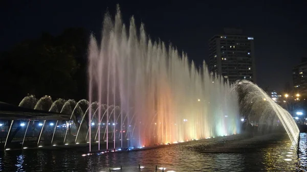 Santiago, Şili'deki renkli çeşme