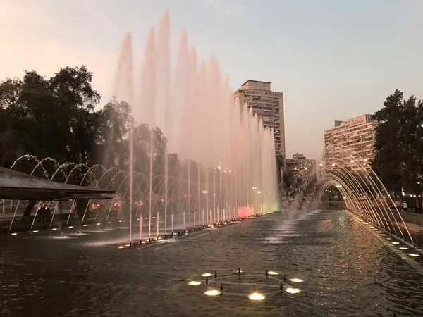 Fontaine colorée à Santiago, le Chili — Photo