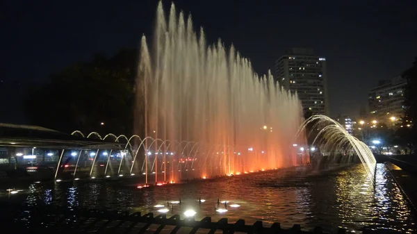 Kolorowa fontanna w Santiago, Chile — Zdjęcie stockowe