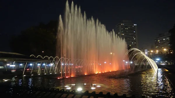 Santiago, Şili'deki renkli çeşme