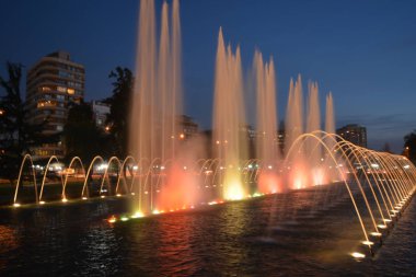 Santiago, Şili'deki renkli Çeşme ışıklar