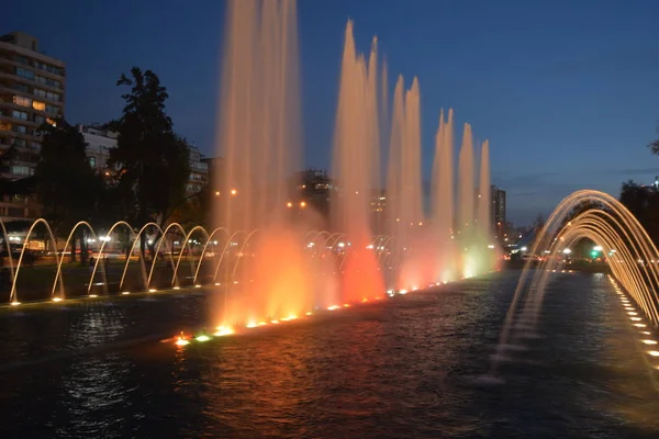 Färgglada fontän lamporna i Santiago, Chile — Stockfoto