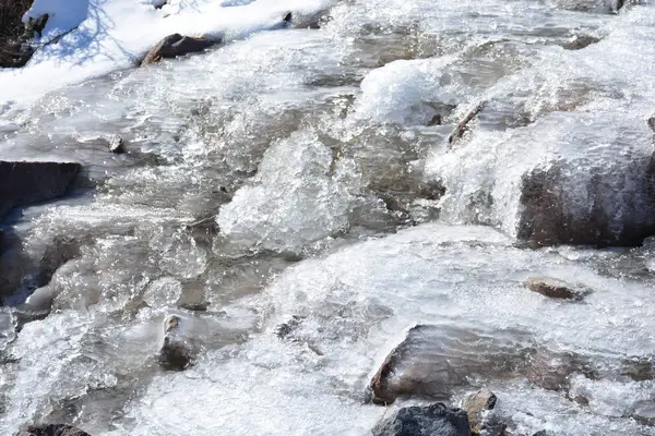 Santiago, Şili için kış aylarında donmuş nehir