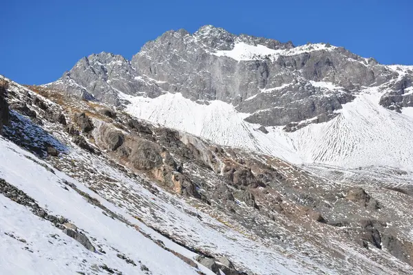 Paesaggio di neve montana durante l'inverno a Santiago del Cile — Foto Stock