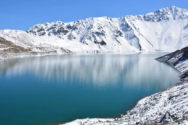 Paisaje de nieve de montaña y laguna en Chile —  Fotos de Stock