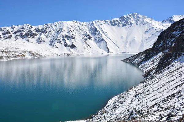 Landschap van berg sneeuw en lagune in Chili — Stockfoto