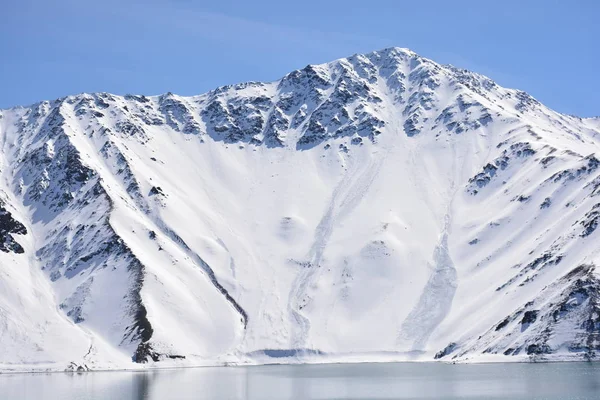山雪与智利的咸水湖的景观 — 图库照片
