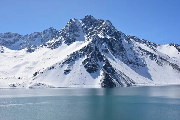 山雪とチリのラグーンの風景 — ストック写真