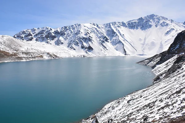 Paisaje de nieve de montaña y laguna en Chile —  Fotos de Stock