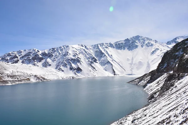 Paisaje de nieve de montaña y laguna en Chile —  Fotos de Stock