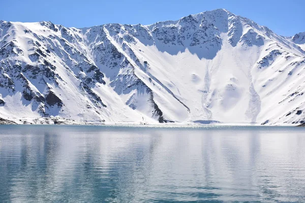 山雪とチリのラグーンの風景 — ストック写真