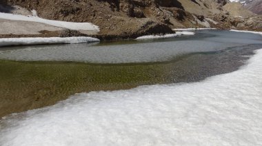 Lagün ve kar taneleri Santiago, Şili için peyzaj