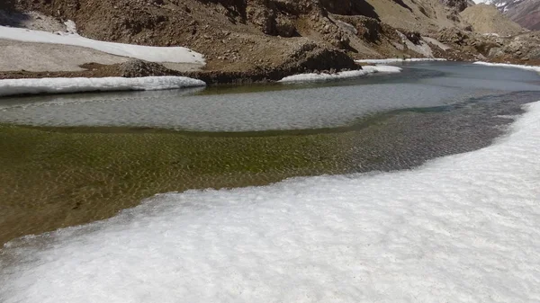 Lagün ve kar taneleri Santiago, Şili için peyzaj