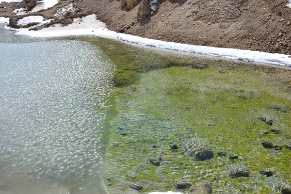 Paesaggio di una laguna e fiocchi di neve a Santiago del Cile — Foto Stock