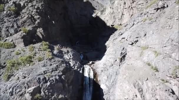 Santiago, Şili'deki bir şelale havadan görünümü — Stok video