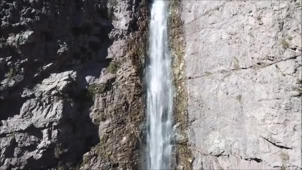 Vista aérea de uma cachoeira em Santiago, Chile — Vídeo de Stock