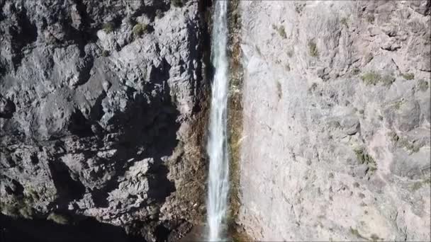 Luchtfoto van een waterval in Santiago, Chili — Stockvideo