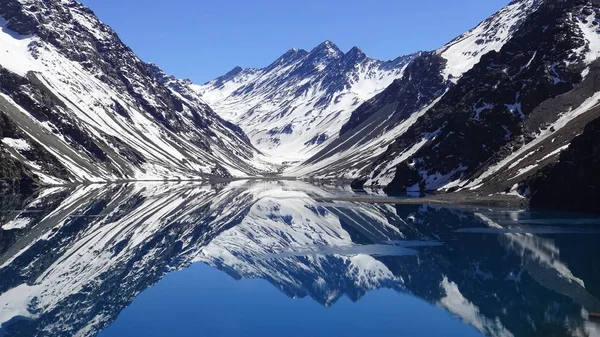 Paisagem de neve de montanha e lagoa em Santiago, Chile — Fotografia de Stock