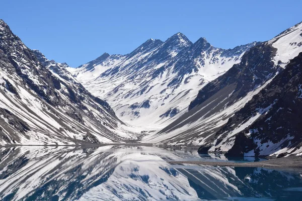 Τοπίο στο βουνό χιόνι και στη λιμνοθάλασσα στο Σαντιάγκο, Χιλή — Φωτογραφία Αρχείου