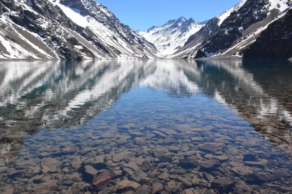 Paisaje de nieve y laguna de montaña en Santiago, Chile —  Fotos de Stock