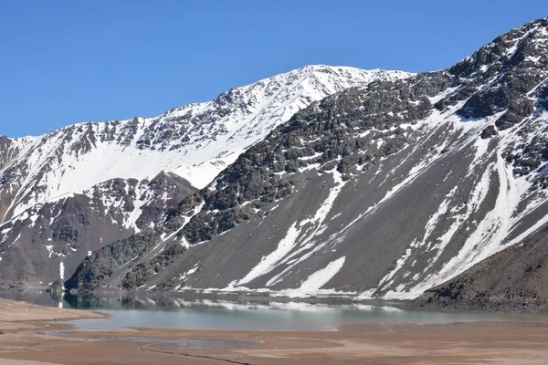 Paisaje de nieve y laguna de montaña en Santiago, Chile —  Fotos de Stock