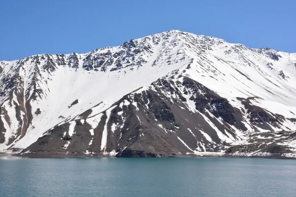 Paisaje de nieve y laguna de montaña en Santiago, Chile — Foto de Stock