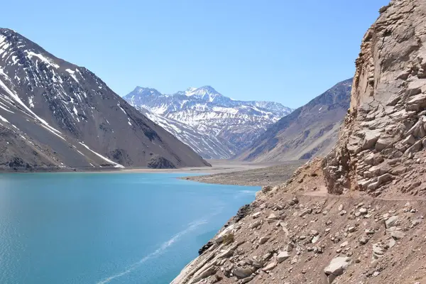 Landschap van berg sneeuw en lagune in Santiago, Chili — Stockfoto