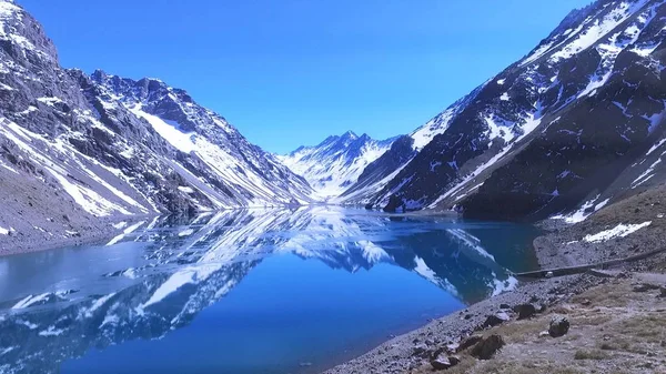 Paisagem de neve de montanha e lagoa em Santiago, Chile — Fotografia de Stock