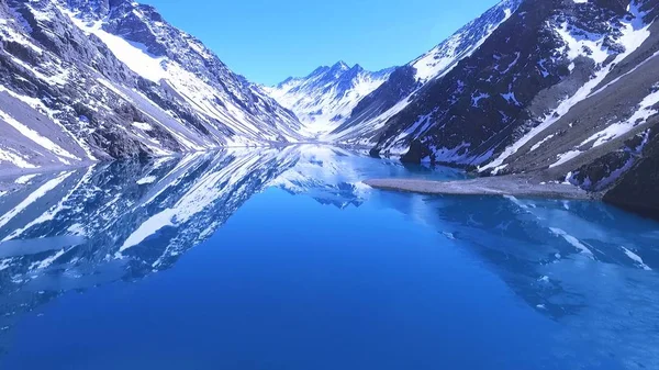 Landschaft aus Gebirgsschnee und Lagune in Santago, Chile — Stockfoto