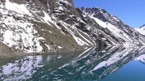 Paisaje de nieve y laguna de montaña en Santiago, Chile —  Fotos de Stock