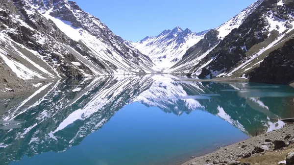 Paesaggio di montagna neve e laguna a Santiago, Cile — Foto Stock