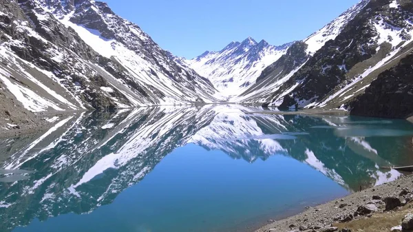 Paysage de neige de montagne et lagune à Santiago, Chili — Photo