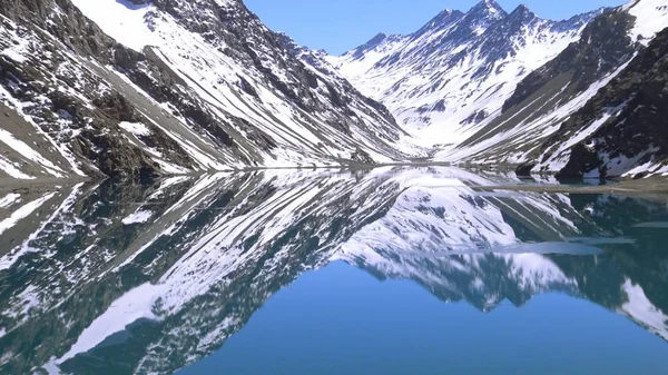 Paisaje de nieve y laguna de montaña en Santiago, Chile —  Fotos de Stock