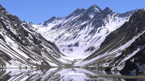 Paisagem de neve de montanha e lagoa em Santiago, Chile — Fotografia de Stock