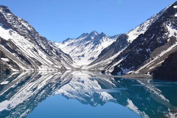 Paisagem de neve de montanha e lagoa em Santiago, Chile — Fotografia de Stock