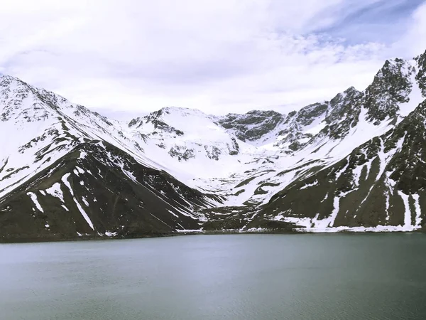 山雪与智利圣地亚哥的咸水湖的景观 — 图库照片
