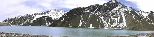 山雪与智利圣地亚哥的咸水湖的景观 — 图库照片