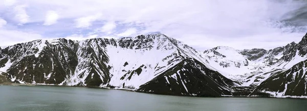 Landschap van berg sneeuw en lagune in Santiago, Chili — Stockfoto