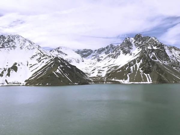 Paisaje de nieve y laguna de montaña en Santiago, Chile —  Fotos de Stock