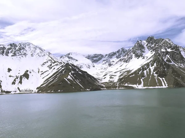 Paisaje de nieve y laguna de montaña en Santiago, Chile —  Fotos de Stock