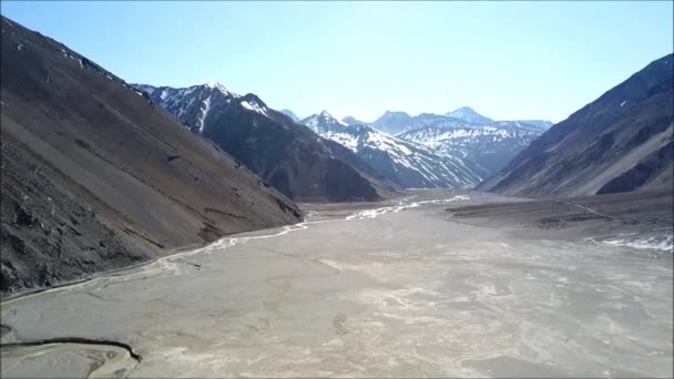 Τοπίο στο βουνό χιόνι και στη λιμνοθάλασσα στο Σαντιάγκο, Χιλή — Αρχείο Βίντεο