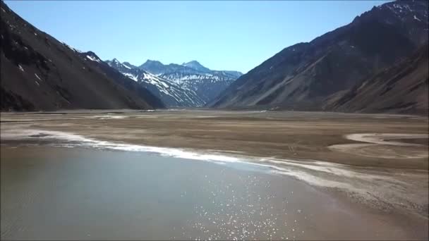 山雪与智利圣地亚哥的咸水湖的景观 — 图库视频影像